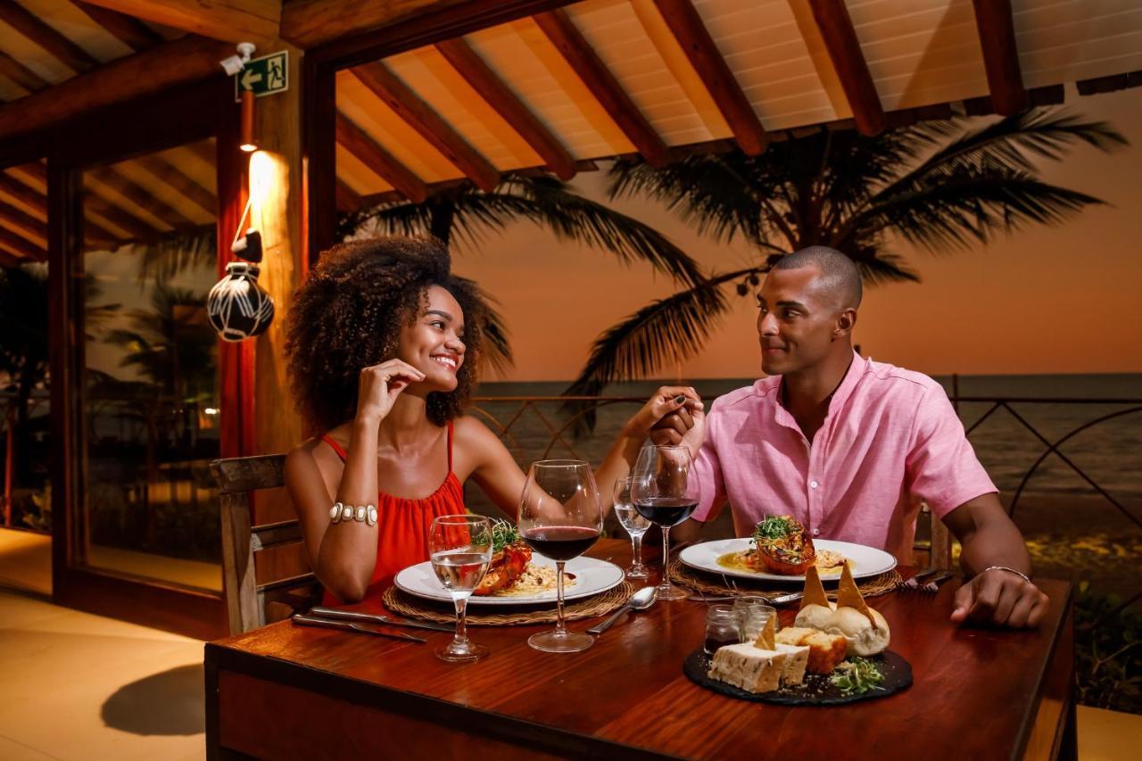 La Torre Resort All Inclusive ปอร์โตเซกูโร ภายนอก รูปภาพ A couple dining at a restaurant